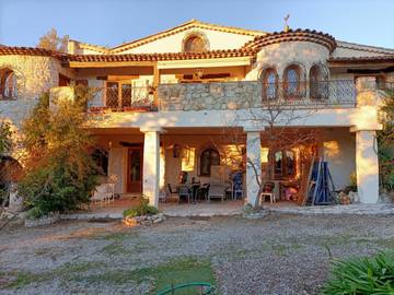 Location de vacances pour 5 personnes, avec terrasse et jardin à Châteauneuf-Grasse