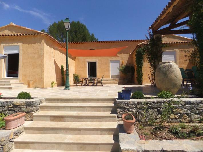 Location de vacances pour 8 personnes, avec jardin et piscine, animaux acceptés à Villecroze