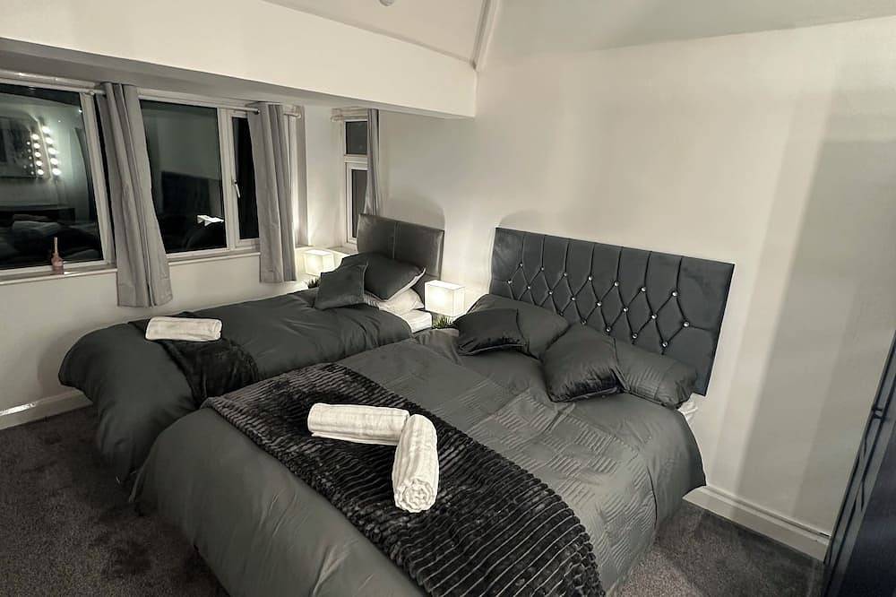 Luxury 5 Bedroom Detached House\nbhx, Jlr, Nec in Birmingham, Birmingham Area