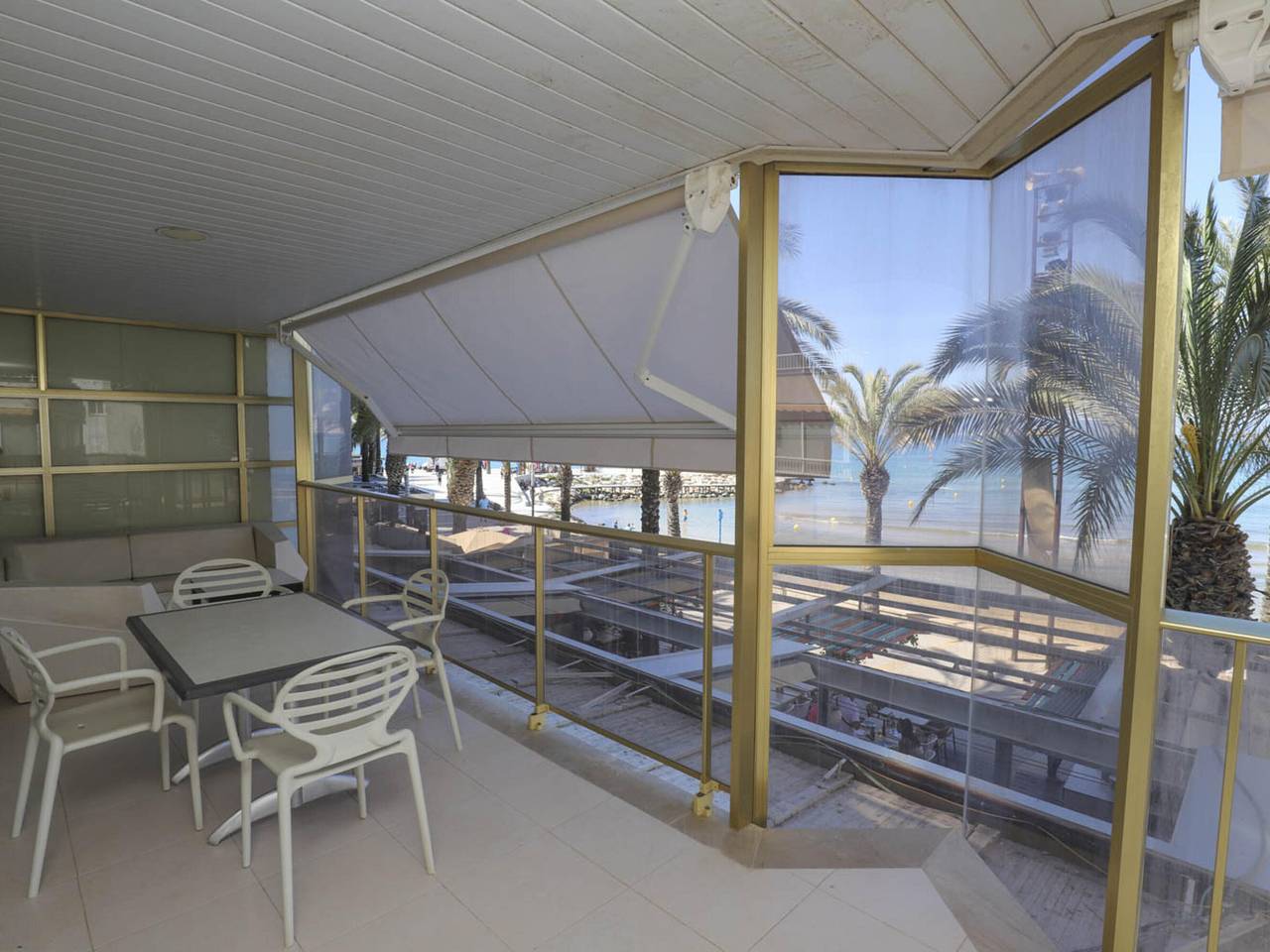 Appartement entier, Appartement Moderne en Bord de Mer avec Terrasse Panoramique, Accès Direct à la Plage et Climatisation in Cala dels Capellans (Salou), Salou