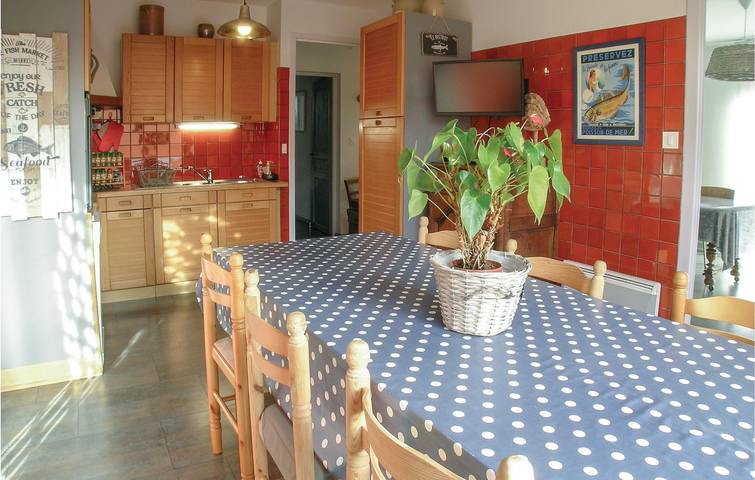Beachside Haven : 90m², Lit bébé, TV, Parking, Jardin & WiFi in Olonne-sur-Mer, Les Sables-d'Olonne