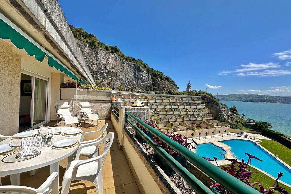 Entire apartment, Apto con piscina y vistas al mar - Vistamar 3001 in Santoña, Cantabrian Coast