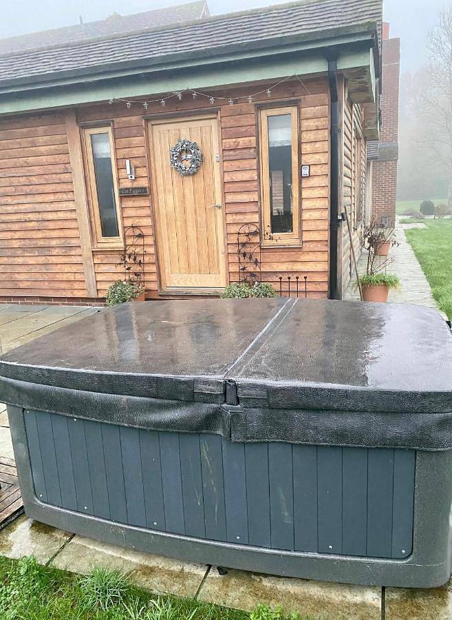 Quality Oak Barn with Hot Tub and Parking in Shalford, Guildford