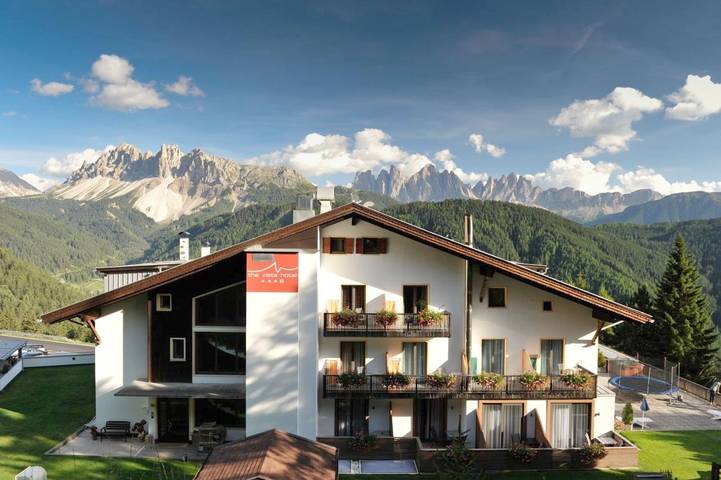 Hotel for 3 people, with hot tub and garden as well as pool and sauna - 1
