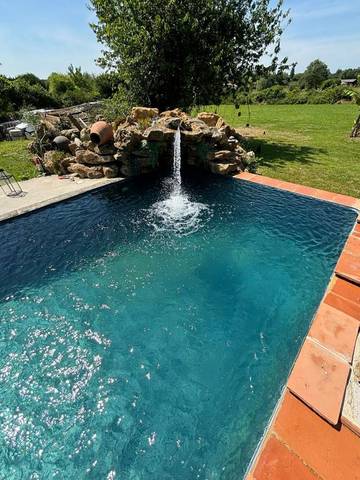 Location de vacances pour 15 personnes, avec vue ainsi que piscine et jardin à Roquebrune