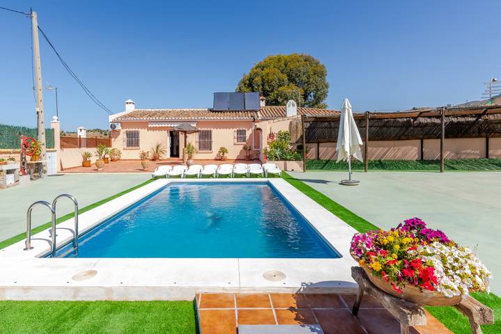 Holiday Home El Ventorrillo with Pool, Sea View, Garden & A/C; Parking available in Málaga (Este), Malaga