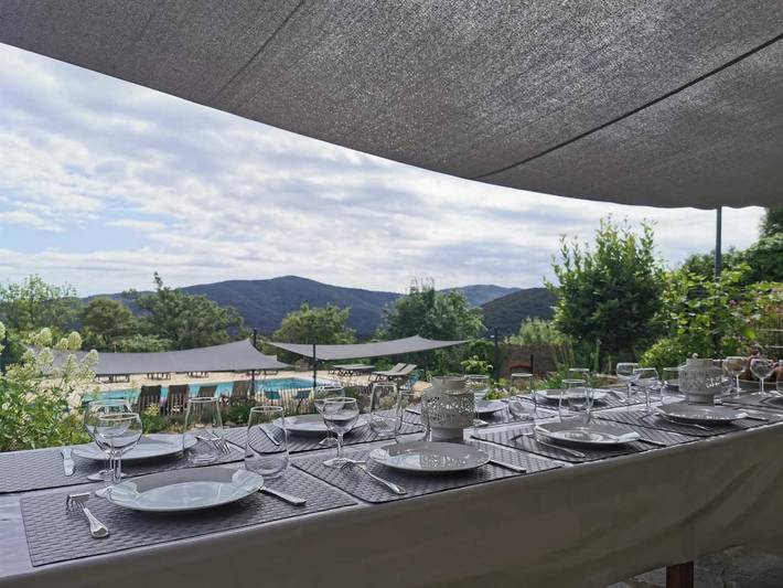 Gîte pour 14 personnes, avec terrasse ainsi que jardin et piscine à Taulis