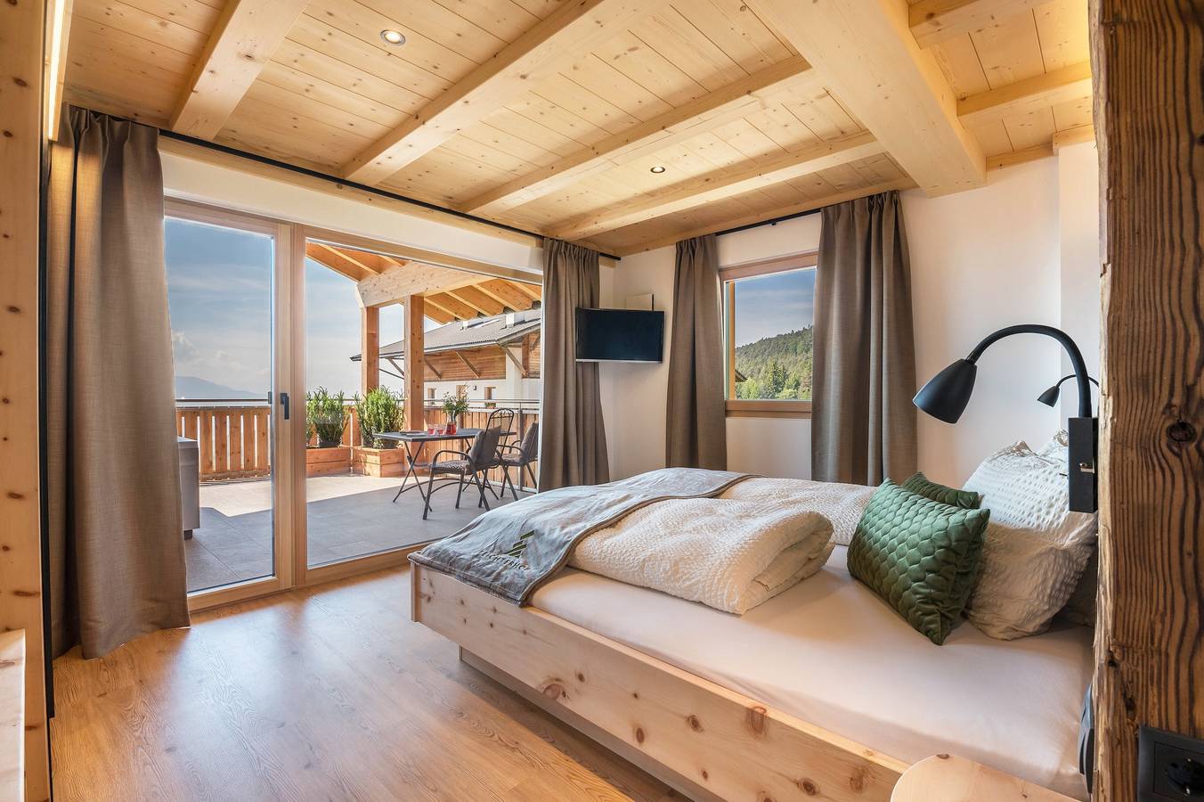 Appartamento intero, Appartamento 'Zirm' con vista sulle montagne, terrazza privata e Wi-Fi in San Genesio Atesino, Alpi Sarentine