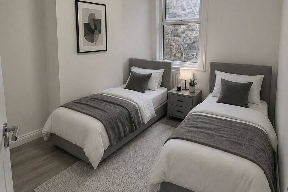 Stylish 2 bed Morden fully furnished House with fast transport links to Central in London, Südostengland
