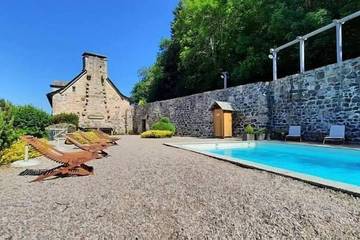 Gîte pour 2 personnes, avec jardin ainsi que terrasse et piscine dans Argences en Aubrac