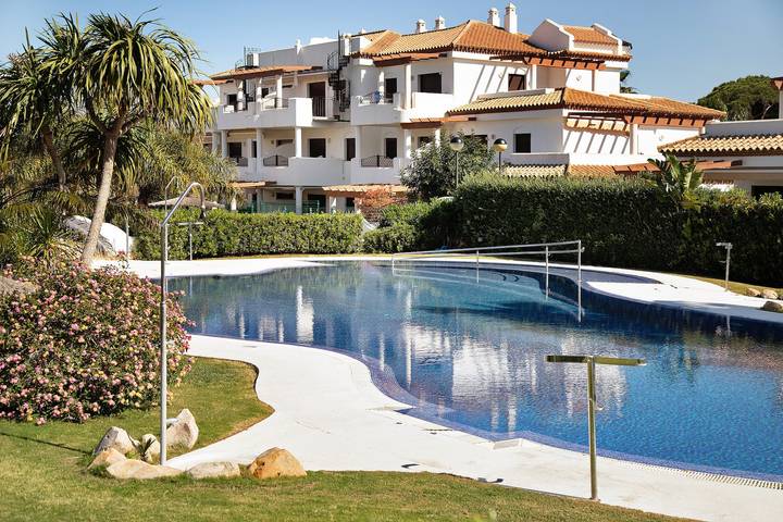 Ganze Wohnung, Ferienwohnung 'En Playa De La Barrosa' mit Gemeinschaftspool, Wlan und Klimaanlage in Playa La Barrosa, Chiclana de la Frontera