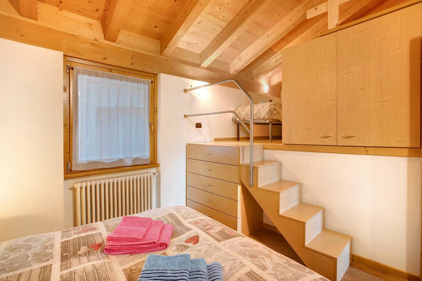 Appartamento intero, Appartamento "Bucaneve" con vista sulle montagne, terrazza privata e Wi-Fi in Isolaccia, Valdidentro