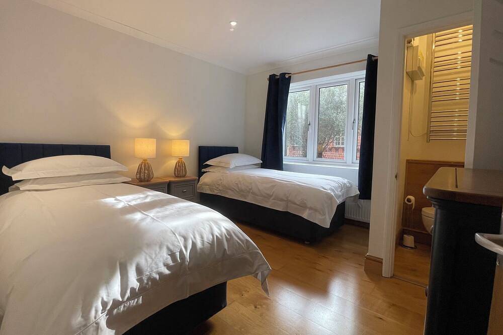 Sanctuary in the Surrey Hills, Secluded Woodland Cottage, Walking Cycling Nature in Effingham, Guildford