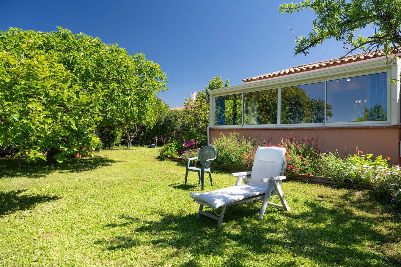 Maison Proche De La Plage avec Terrasse Privée, Jardin Privé et Climatisation in La Londe-les-Maures, Parc national de Port-Cros