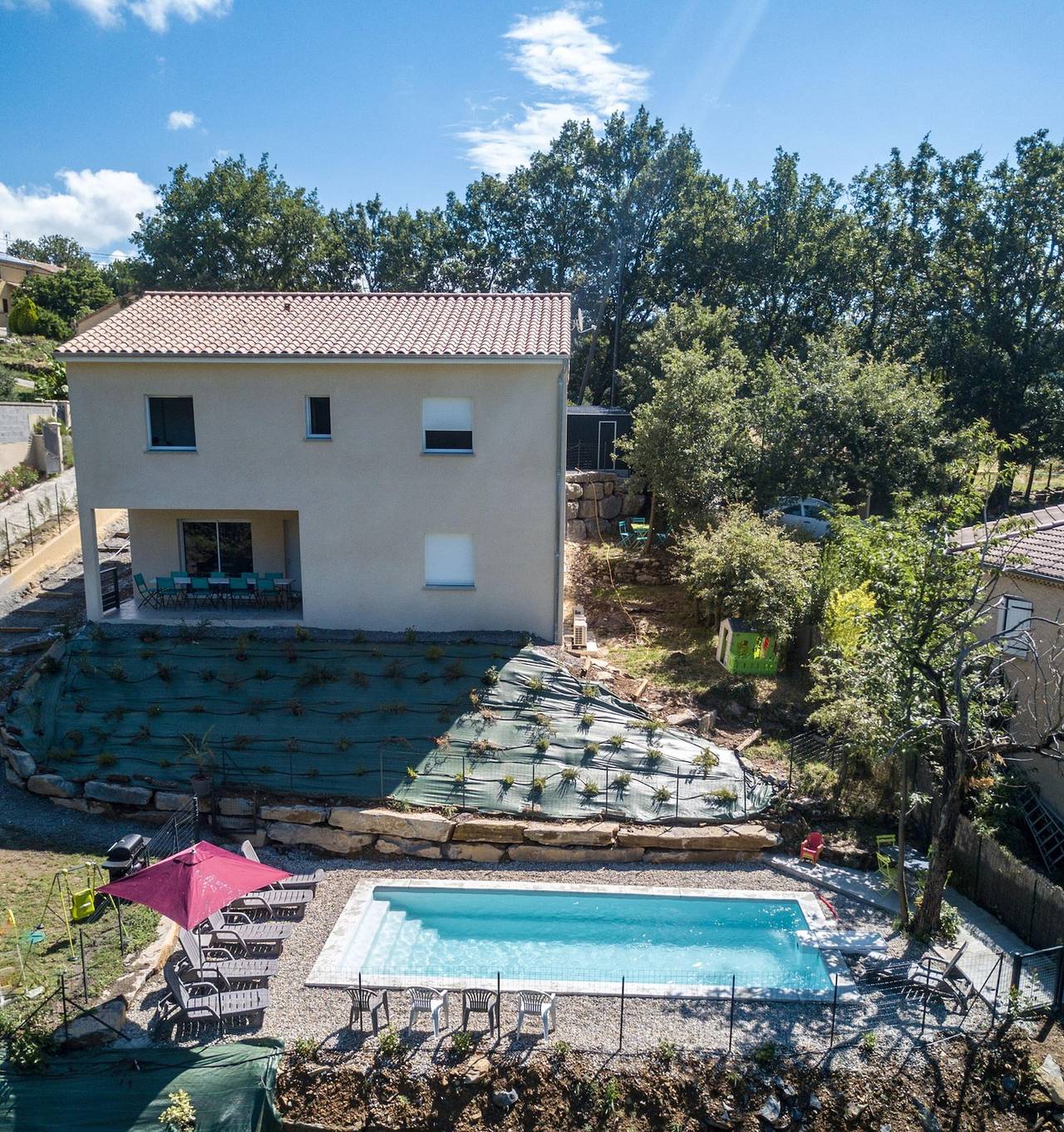 Le Gite Les Bouches Rouges avec vue sur les montagnes, piscine, Wi-Fi et climatisation in Vesseaux, Parc naturel régional des Monts d'Ardèche