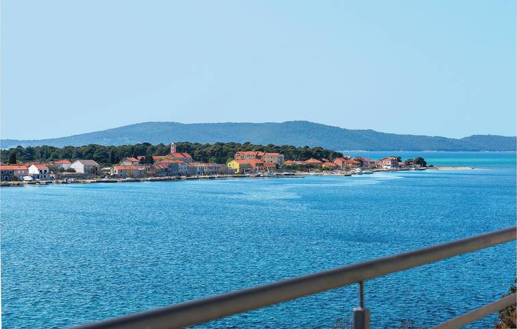 Ganze Ferienwohnung, Gemütliche Wohnung mit Terrasse, WLAN und Parkplatz, 1,5 km vom Strand entfernt in Brodarica, Šibenik-Knin