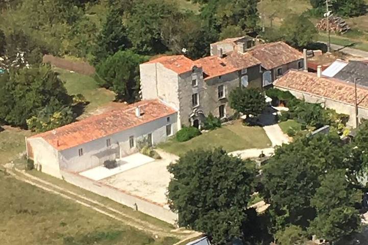 Gîte pour 4 personnes, avec jardin et terrasse à Thaims
