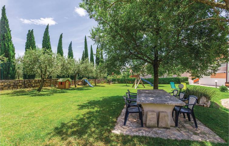 Ganze Ferienwohnung, Gemütliche Ferienwohnung mit Terrasse, WLAN und Parkplatz, 300 m vom Strand entfernt in plaža Zambratija, Zambratija