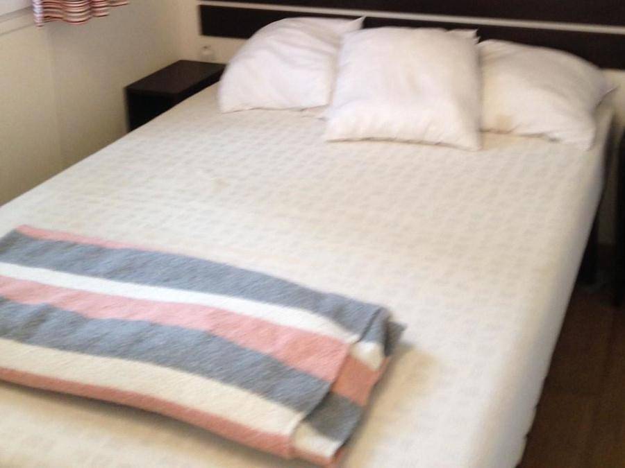 Flower Camping De la Plage - Mobile home 2 persons - Premium with Spa and View 27m² (1bed -2 pers.) + semi-covered terrace 10 m² + Tv 2 pers. in Saint-Cirq-Lapopie, Causses du Quercy Regional Nature Park