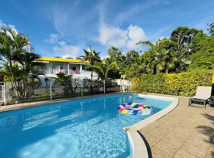 Gîte pour 3 personnes, avec jacuzzi et piscine ainsi que jardin et terrasse en Guadeloupe