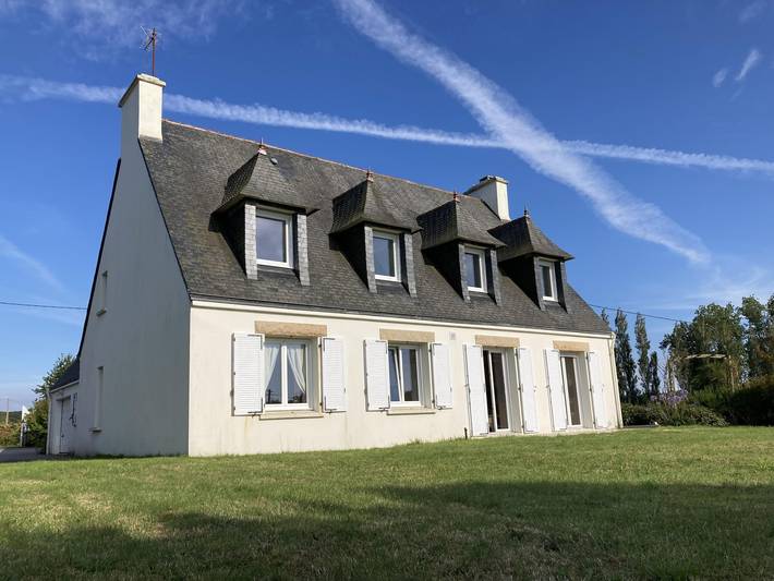 Location de vacances pour 10 personnes, avec terrasse et jardin à Brélès