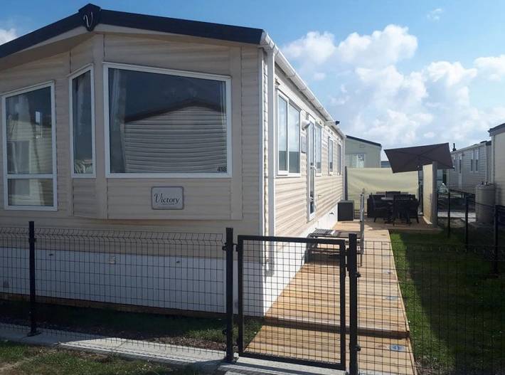 Camping pour 4 personnes, avec terrasse ainsi que jardin et piscine, animaux acceptés
