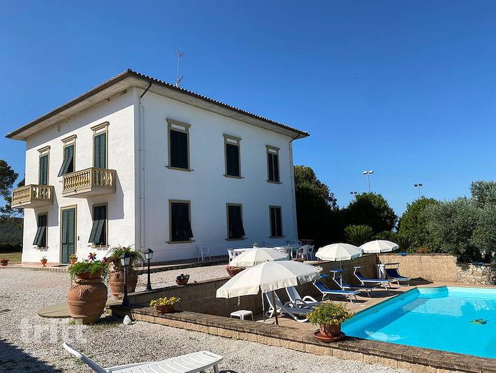 Agriturismo per 20 persone, con terrazza e balcone/terrazza nonché piscina a Santa Luce