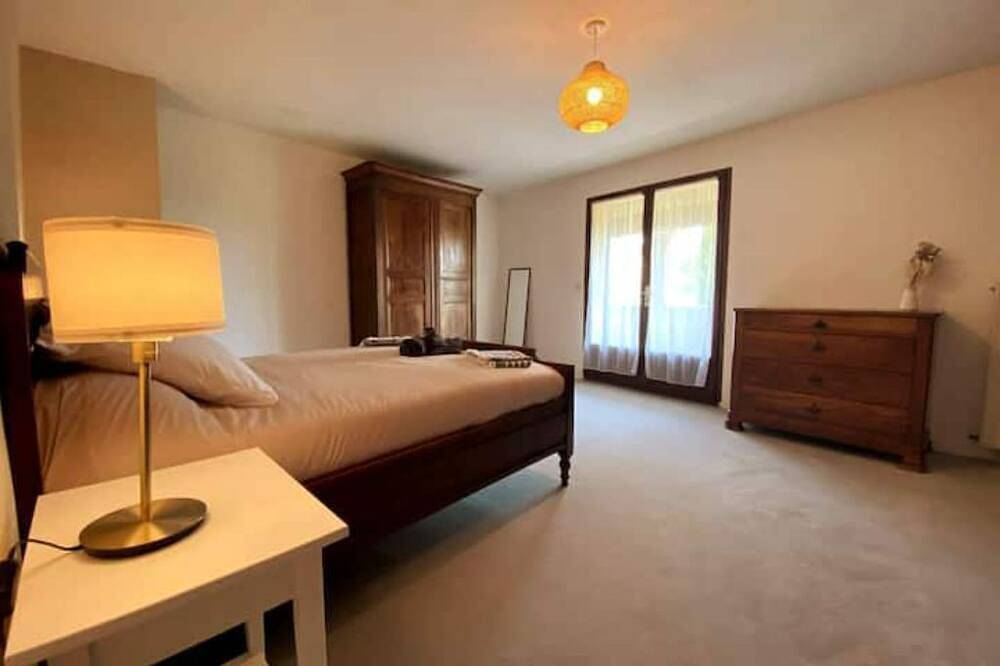 6 Bedroom Agritourism property in Saint-Hilaire-d'Ozilhan in Saint-Hilaire-d'Ozilhan, Region de Nimes