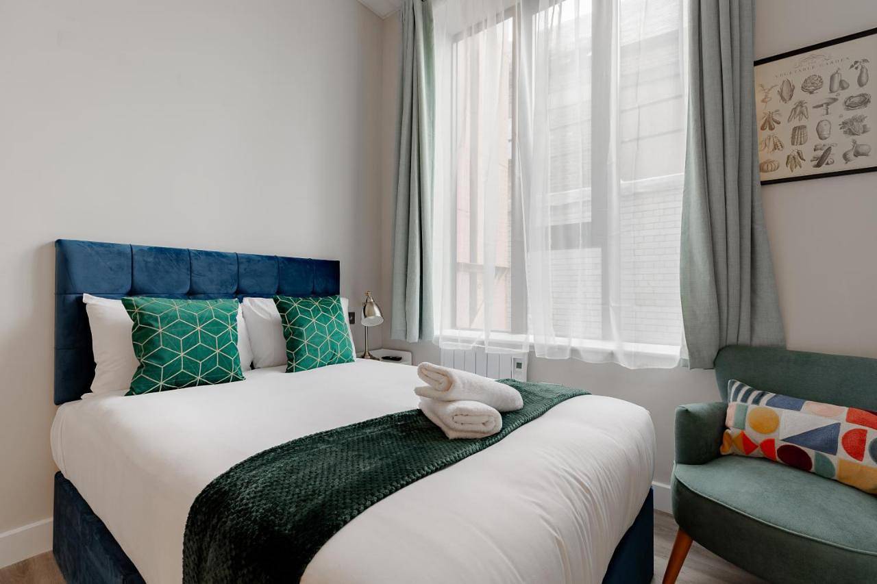 Entire vacation apartment, Deluxe Double Room with Shower in London, South East England