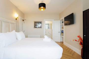 Holiday Home for 25 People in Portrush, County Antrim, Photo 4