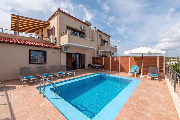 Villa for 7 personer, med Balkong og Terrasse i tillegg til Badebasseng i Platanias Kommune