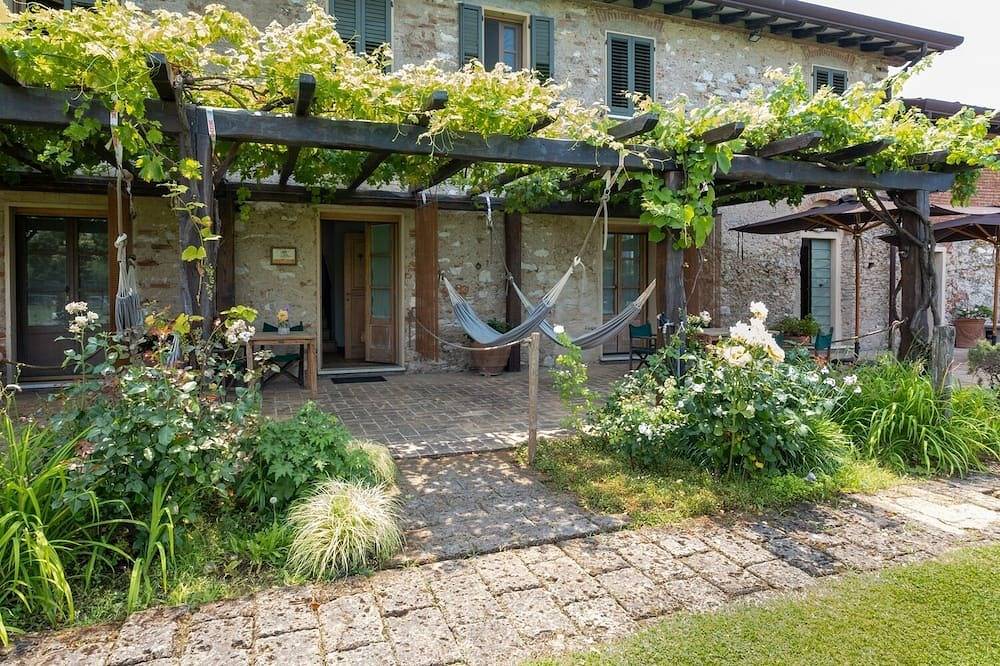 Room+Stu@ Olimagiofarm, big swimming pool, 4km Fortedeimarmi beach, bikes onsite in Pietrasanta, Riviera Toscana