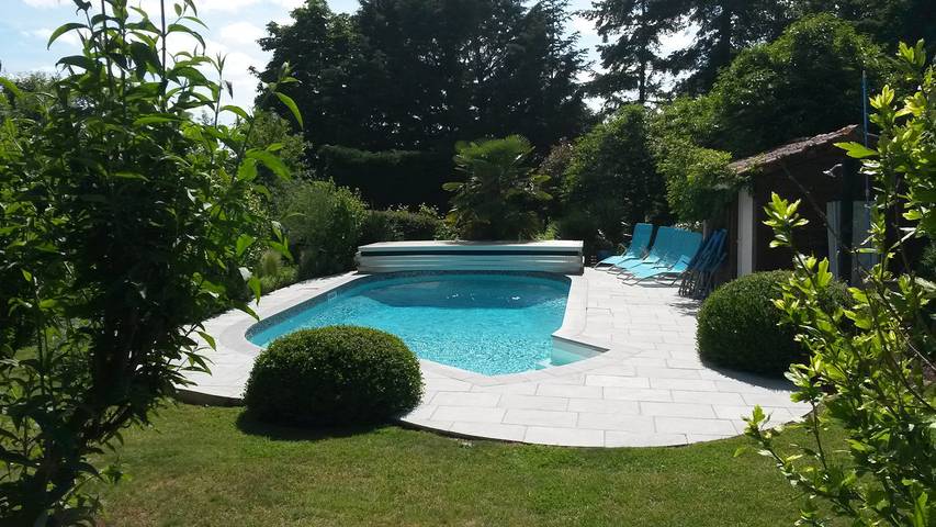 Gîte pour 8 personnes, avec terrasse ainsi que jardin et piscine