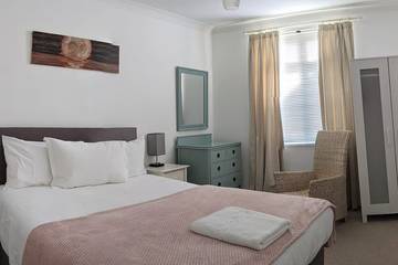 Holiday Home for 5 People in Plymouth, South West England, Photo 1