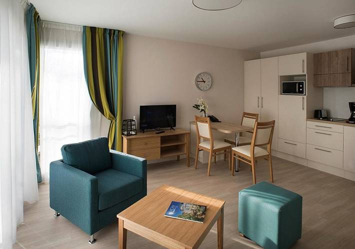 Appart’hôtel pour 3 personnes, avec piscine et jardin