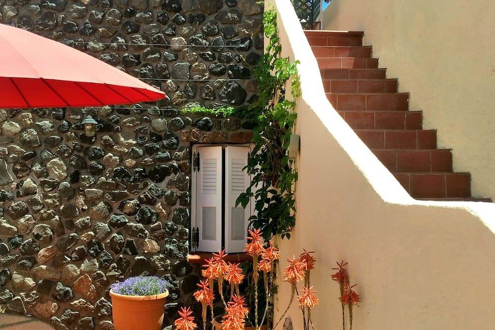 Traditional House fully-equipped with private yard, at the heart of the village. in Megalochori, Santorin