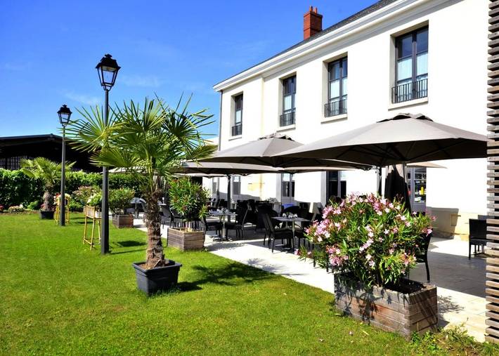 Hôtel pour 2 personnes, avec Terrasse ainsi que Jardin et Vue à Tremblay-en-France