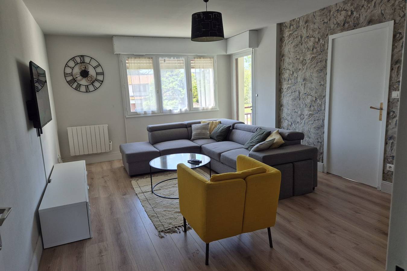 Entire apartment, Spacious apartment with balcony in Nantes, Nantes region