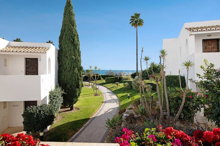 Apartamento inteiro, Apartamento Nautilus com Vista para o Mar, Piscina, Wi-Fi, A/C & Jardim in Alporchinhos, Porches