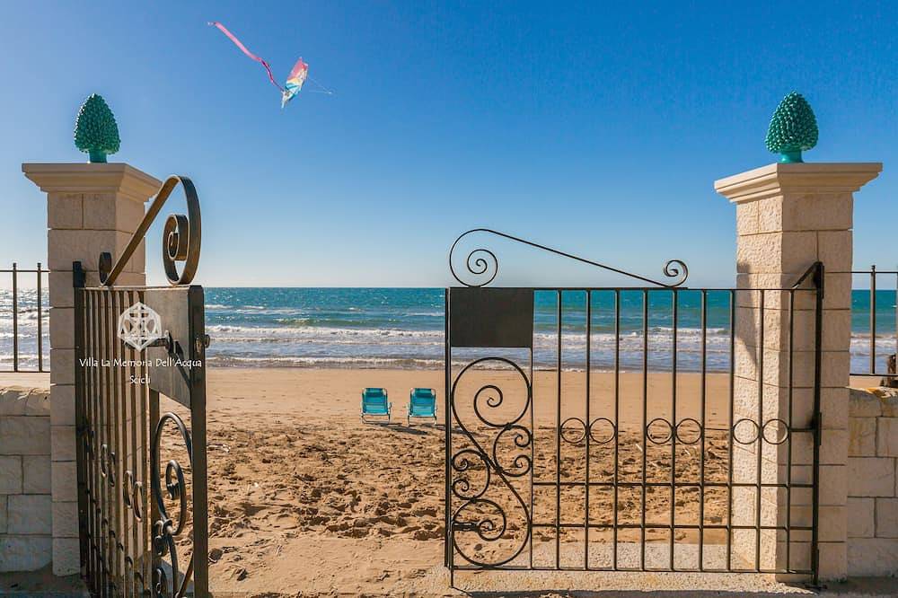 Villa per gruppi, accesso privato alla spiaggia, grande giardino ed area giochi. in Lido Spinasanta, Scicli