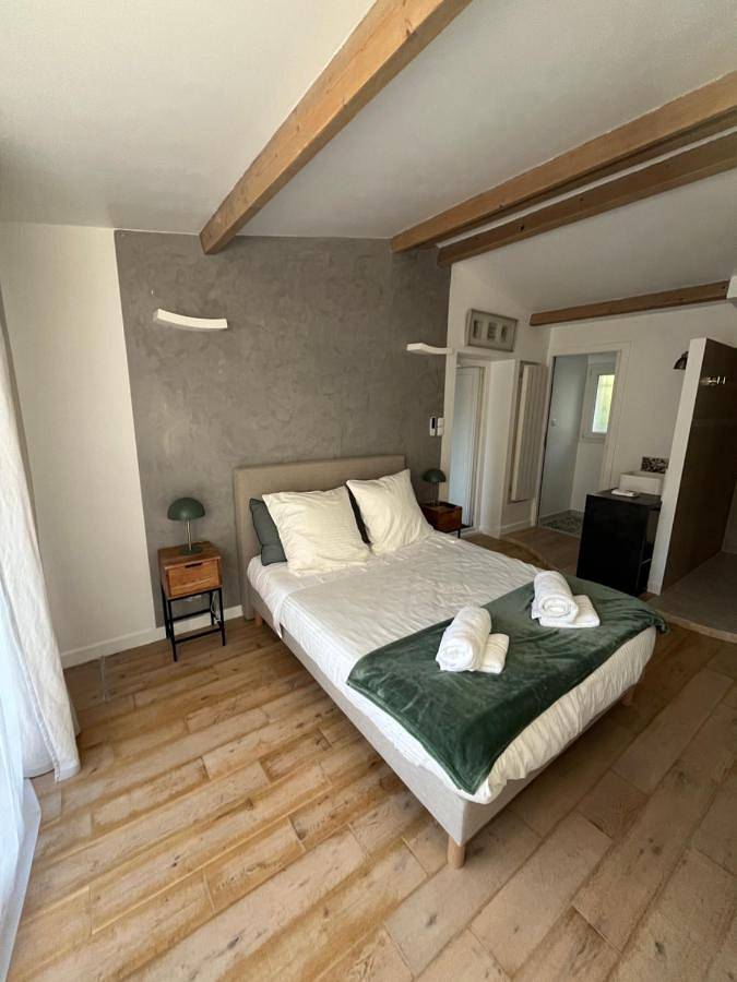 Maison d’hôte pour 2 personnes, avec terrasse et piscine ainsi que jardin et vue à Villeneuve-Loubet