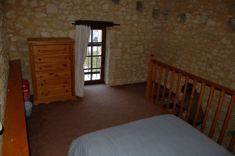 Domaine de Pemontier - Le Pigeonnier (4 couchages dans 2 chambres) in Saint-Cernin-de-Labarde, Périgord Pourpre