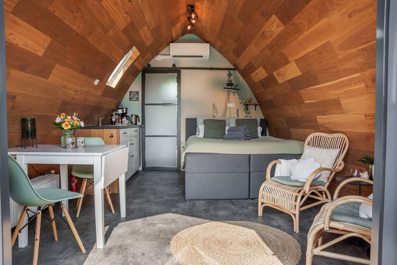 Modern 2-person tiny house with hot tub in Uitwijk, near Gorinchem in Brabante Septentrional