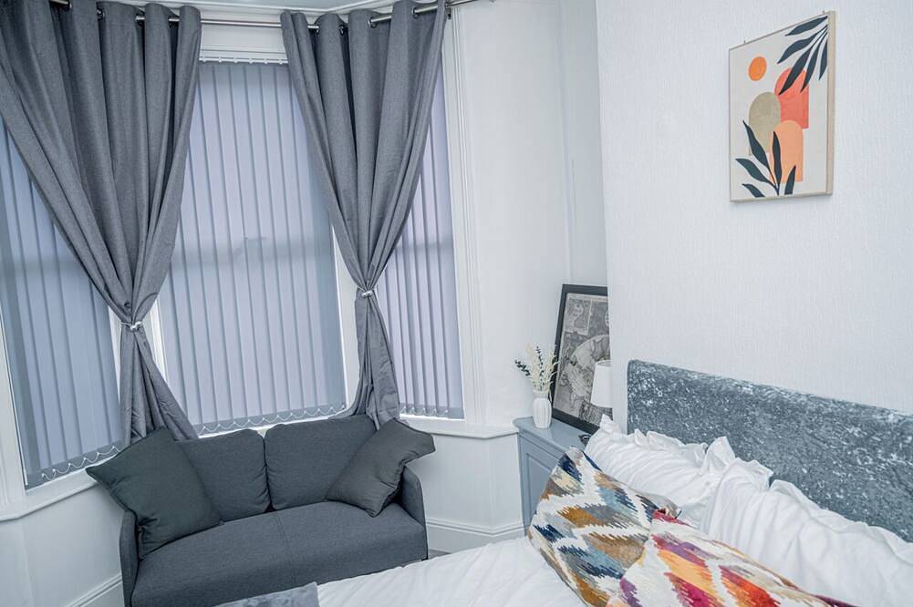 Spacious 4-bed house Liverpool near city centre, sleeps 7, free parking, Wifi in Liverpool, Merseyside
