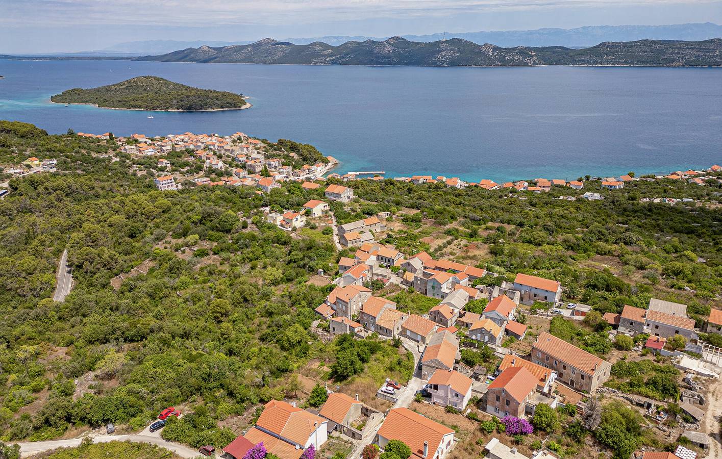 Ganze Ferienwohnung, Gemütliche 1-Zimmer-Wohnung mit WLAN, Terrasse und Parkplatz in Küstennähe in Zadar (Kommun), Iz