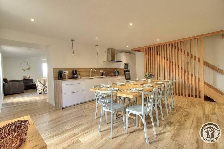 Gîte pour 9 personnes, avec jardin dans Saint-Jean-la-Bussière