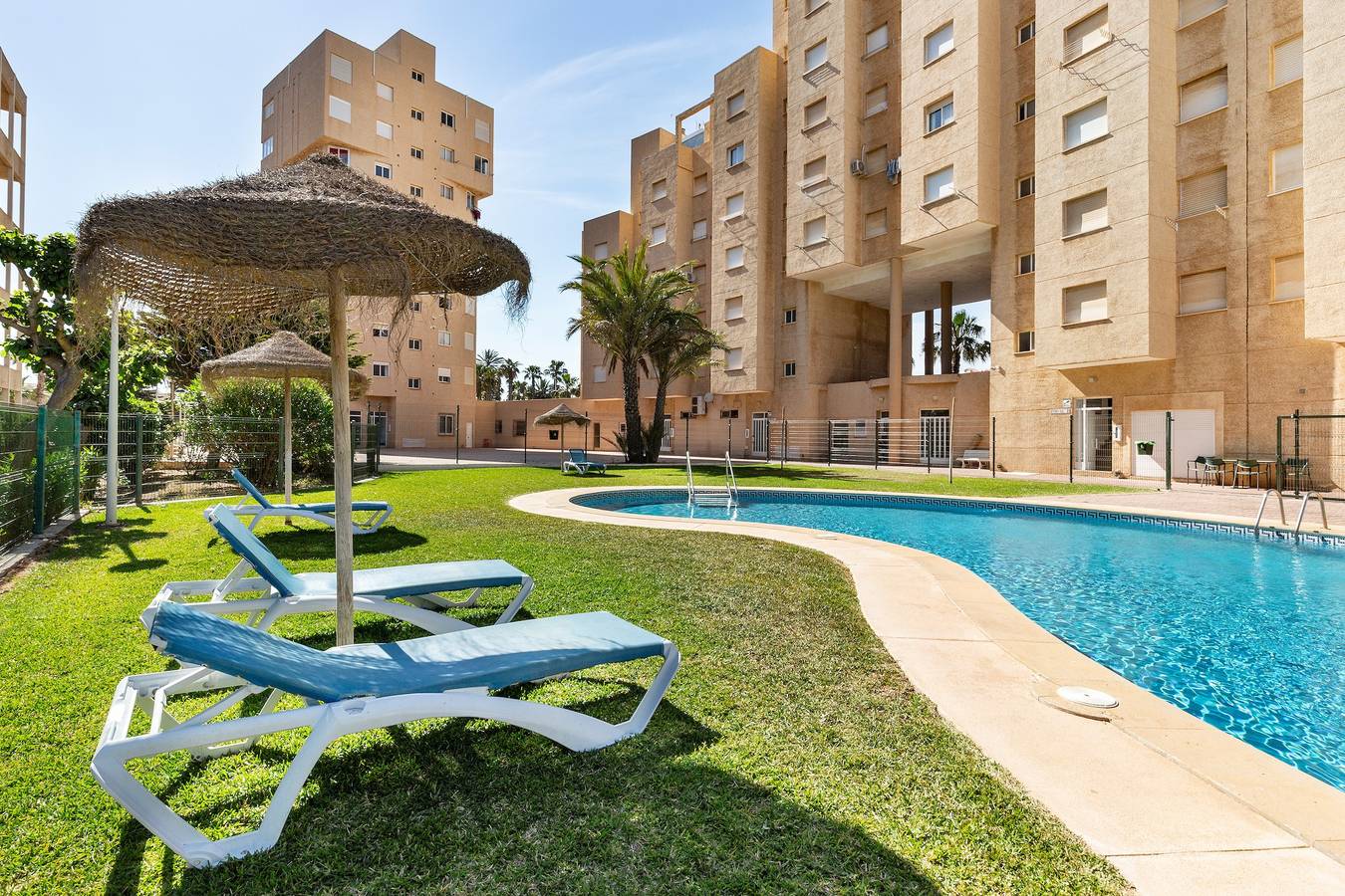 Entire apartment, Apartment 'El Buen Sol' with Sea View, Shared Pool and Wi-Fi in La Manga del Mar Menor, Cartagena