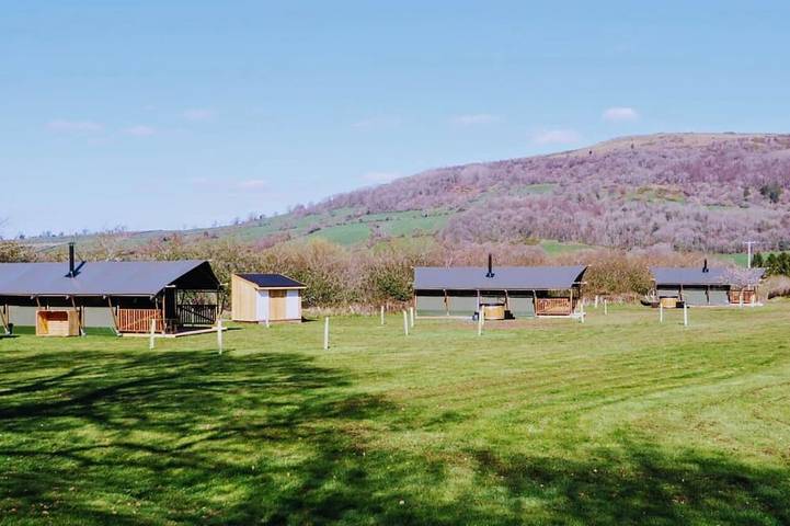 Glamping for 4 people, with hot tub in Brecon Beacons
