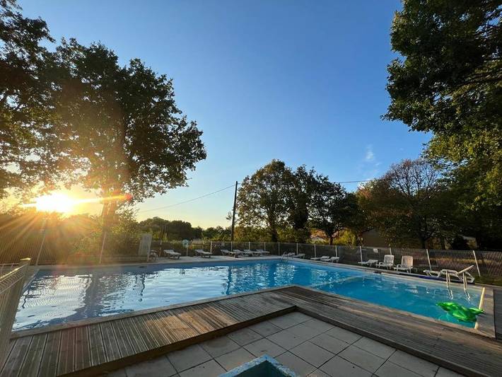 Gîte pour 4 personnes, avec terrasse et vue ainsi que piscine et jardin à Saint-Aubin-de-Nabirat