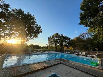 Location de vacances pour 4 personnes, avec terrasse et vue ainsi que jardin et piscine à Saint-Aubin-de-Nabirat